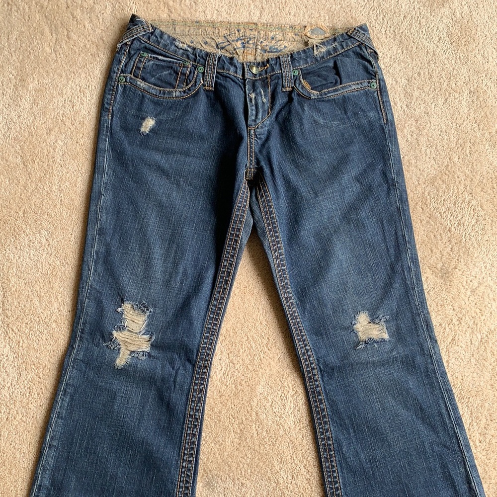 Stitch’s distressed denim - Picture 2 of 7